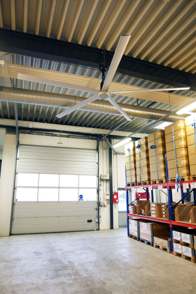 Equalizing-temperature-differences-by-using-air-destratification-fan-Northern-Star-Pro